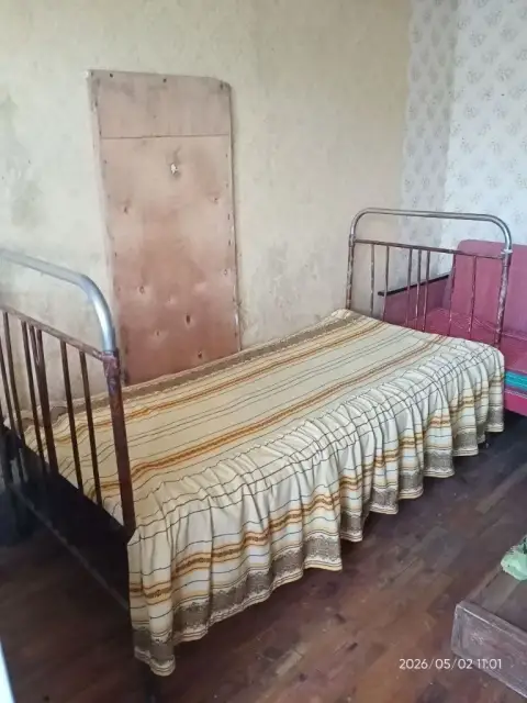 Продам кровать 200руб: большая железная, крепкая, на колесиках, сетка целая. Размеры: 113х197х90см. ... - фотография