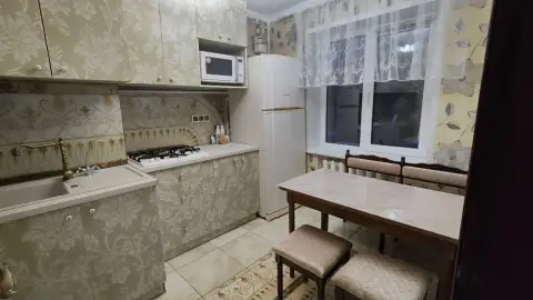 3К. Квартира — ворошиловский район, пр. Маяковского
Общая площадь — 70 кв. М.
Этаж: 1/9

Гостиная с ... - фотография