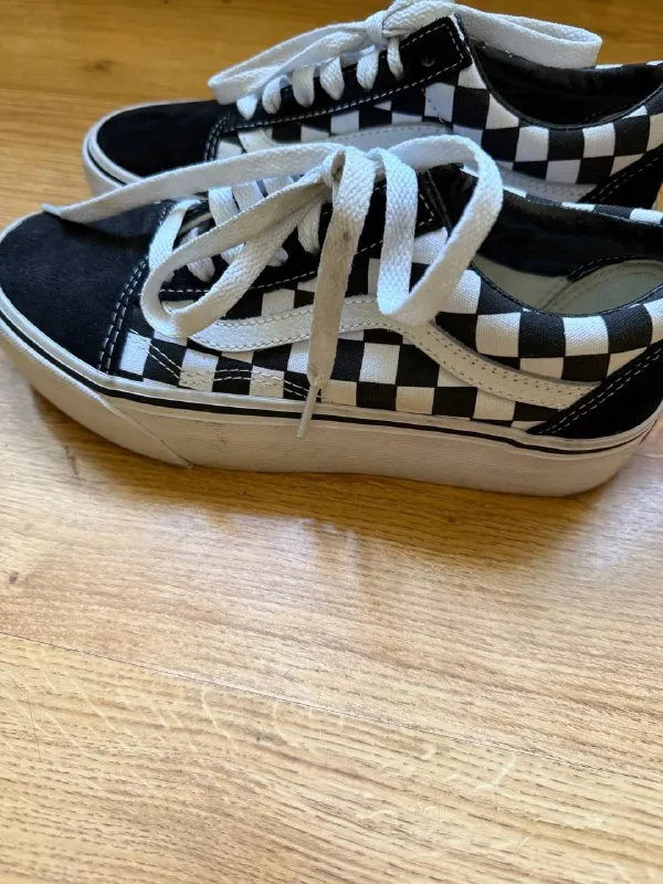 Описание:
✨ Оригинальные кроссовки vans + рюкзак в подарок🎁 ! ✨

Продаю стильные кроссовки vans (размер 23,5 см — это 37). Надевали буквально 3–4 раза, к сожалению, не подошли.

Модель с замшевыми деталями: нос и пятка выполнены из замши, что придаёт особый стиль и универсальность.

🎁 В подарок к покупке — удобный рюкзак!

Кроссовки отлично подойдут для повседневных образов и прогулок. Получается сразу готовый сет: обувь + аксессуар.

Пишите, пока предложение актуально!

📍Макеевка

Цена: 2000 руб.

📲 Tg: валерия
📞🇷🇺Звоните: +79493928380

Барахолка днр - фотография - 3