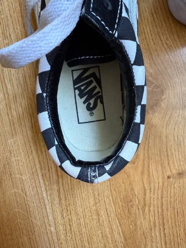 Описание:
✨ Оригинальные кроссовки vans + рюкзак в подарок🎁 ! ✨

Продаю стильные кроссовки vans (размер 23,5 см — это 37). Надевали буквально 3–4 раза, к сожалению, не подошли.

Модель с замшевыми деталями: нос и пятка выполнены из замши, что придаёт особый стиль и универсальность.

🎁 В подарок к покупке — удобный рюкзак!

Кроссовки отлично подойдут для повседневных образов и прогулок. Получается сразу готовый сет: обувь + аксессуар.

Пишите, пока предложение актуально!

📍Макеевка

Цена: 2000 руб.

📲 Tg: валерия
📞🇷🇺Звоните: +79493928380

Барахолка днр - фотография - 6