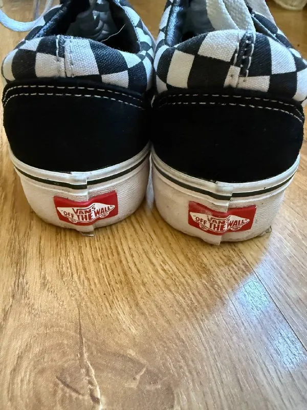 Описание:
✨ Оригинальные кроссовки vans + рюкзак в подарок🎁 ! ✨

Продаю стильные кроссовки vans (размер 23,5 см — это 37). Надевали буквально 3–4 раза, к сожалению, не подошли.

Модель с замшевыми деталями: нос и пятка выполнены из замши, что придаёт особый стиль и универсальность.

🎁 В подарок к покупке — удобный рюкзак!

Кроссовки отлично подойдут для повседневных образов и прогулок. Получается сразу готовый сет: обувь + аксессуар.

Пишите, пока предложение актуально!

📍Макеевка

Цена: 2000 руб.

📲 Tg: валерия
📞🇷🇺Звоните: +79493928380

Барахолка днр - фотография - 7