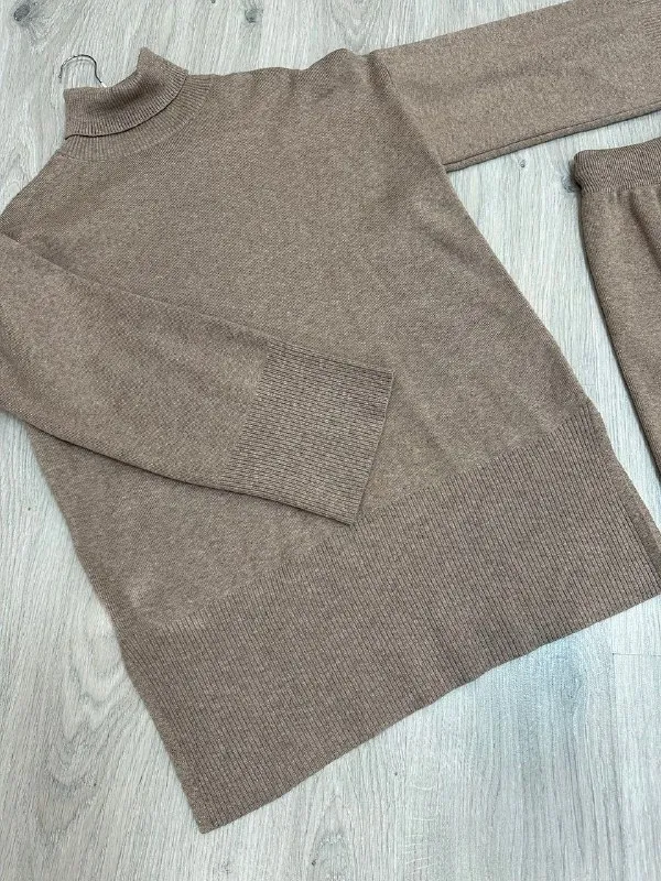 Описание:
Вязаный тёплый костюм max mara(португалия) в идеальном состоянии, не подошёл по росту, одевался для примерки. Мягкий и комфортный. На рост от 167 см и выше.

Цена: 6000 руб.

📲 Tg: - татьяна
📞🇷🇺Звоните: +79494176536

Барахолка днр - фотография - 3