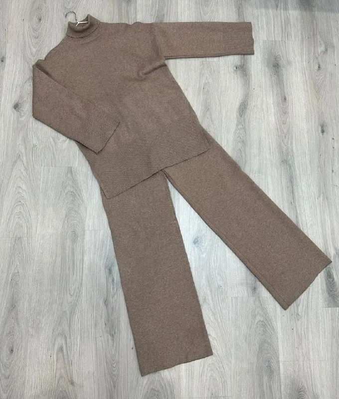 Описание:
Вязаный тёплый костюм max mara(португалия) в идеальном состоянии, не подошёл по росту, одевался для примерки. Мягкий и комфортный. На рост от 167 см и выше.

Цена: 6000 руб.

📲 Tg: - татьяна
📞🇷🇺Звоните: +79494176536

Барахолка днр - фотография - 5