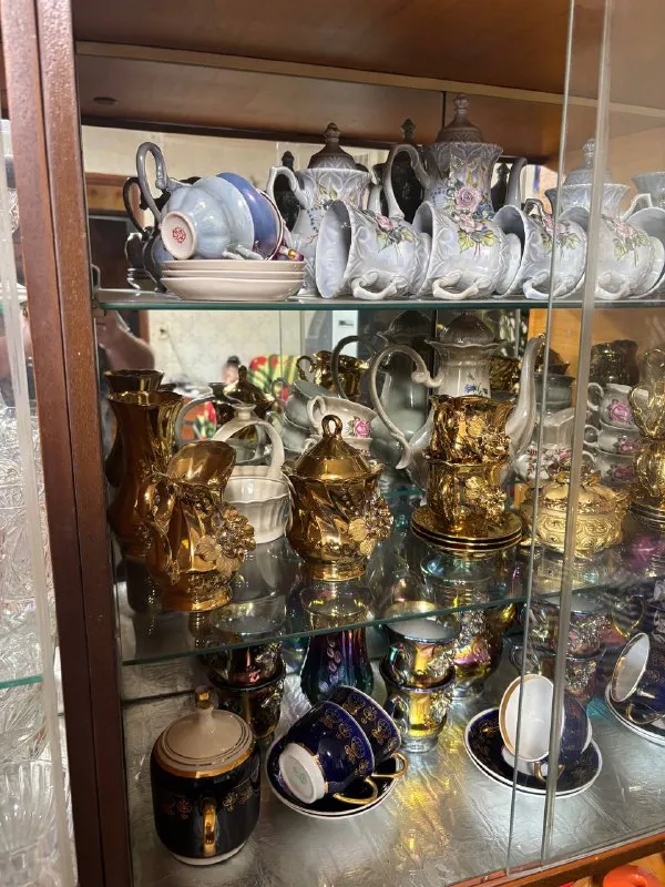 Описание:
Старинный фарфоровый сервиз + хрусталь (оптом)

Продаётся большая коллекция старинной посуды из серванта:
• Фарфоровые чайные сервизы с рельефным цветочным декором и позолотой.
• Золотистый сервиз с объёмными накладками в виде цветов.
• Чайные пары тёмно-синего цвета с золотым орнаментом.
• Коллекция хрусталя (советский, чешский): бокалы, фужеры, салатницы, конфетницы, вазы.

Посуда в отличном состоянии, долгое время хранилась в шкафу, не использовалась. Подойдёт коллекционерам, для украшения интерьера или в подарок.

📍 Самовывоз / доставка по донецку

Цена: 2000 руб.

📲 Tg: игорь
📞🇷🇺Звоните: +79494076322

Барахолка днр - фотография - 1
