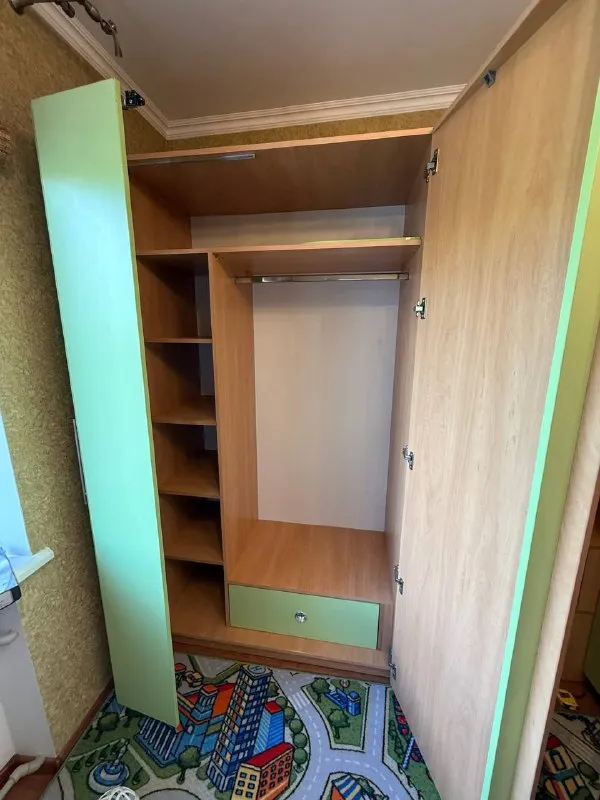 Описание:
Продам детскую мебель "юниор".
Шкаф: в-2.02м. Ш-1.10м. Г-0,57м.
Кровать: общая длина 2,27м. Высота с бортиком 1.5м.
Матрас 1,78м. На 0,80м.
Высота игровой зоны снизу 1,10м.
Письменный стол с пеналом ширина 1,5м.
Стол 1,10м. На 1, 10м.
Высота пенала 1,78м. , ширина 0,40м
Цена: 40000 руб.
📲 Tg: яков
📞🇷🇺Звоните: +79493083387
Барахолка днр - фотография - 1