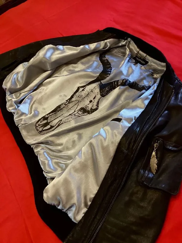 Описание:
Бомбическая куртка бренда philipp plein. Осень - весна. Оригинал. Made in italy. Шикарная, очень редкая, вечная вещь! 48 размер. На стройного парня ростом до 170 см и весом до 65-70 кг. Без склонности к полноте. Отлично подойдет как байкеру так и для повседневной носки. Состояние идеальное, практически - новое. По всем вопросам писать в личные сообщения.

Цена: 70000 руб.

📲 Tg: m i n d s i l e n c e
📞🇷🇺Звоните: +44772226655

Барахолка днр - фотография - 2