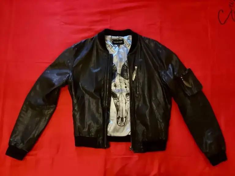 Описание:
Бомбическая куртка бренда philipp plein. Осень - весна. Оригинал. Made in italy. Шикарная, очень редкая, вечная вещь! 48 размер. На стройного парня ростом до 170 см и весом до 65-70 кг. Без склонности к полноте. Отлично подойдет как байкеру так и для повседневной носки. Состояние идеальное, практически - новое. По всем вопросам писать в личные сообщения.

Цена: 70000 руб.

📲 Tg: m i n d s i l e n c e
📞🇷🇺Звоните: +44772226655

Барахолка днр - фотография - 6