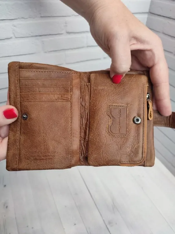 Описание:
🔥Продам новый кошелек из натуральной кожи с rfid-защитой
❗️ Внутренняя часть отстегивается при необходимости. Размер: 131 х 90 х 30 мм. Все вопросы по телефону.

Цена: 2250 руб.

📲 Tg: александр клюев
📞🇷🇺Звоните: +7 949 450 92 20

Барахолка днр - фотография - 4
