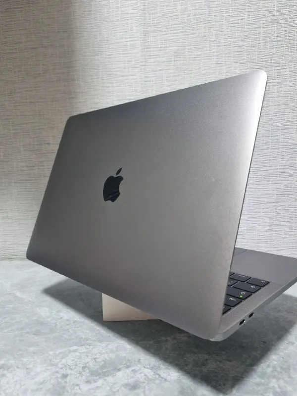 Описание:
🍏 Macbook pro 13 2016 touch bar 8/256.
Macbook pro 13 дюймов 2016 года с сенсорной панелью touch bar. Идеальный вариант для тех, кто ищет мощный apple-ноутбук по адекватной цене.
Основные характеристики:
· Диагональ: 13.3"
· Память: 8 гб оперативной памяти / 256 гб быстрого ssd
· Панель touch bar: полностью исправна, удобна для работы.
· Touch id: сканер отпечатка пальца работает идеально, разблокировка за секунду.
· Экран: без битых пикселей, царапин и следов.
Состояние:
· Внешний вид: хорошее. Корпус без сколов и вмятин, углы целые. Есть лишь небольшие косметические царапины от обычной эксплуатации.
· Технически: абсолютно исправен. Клавиатура, тачпад, динамики — все работает как новое.
· Батарея: 580 циклов перезарядки уверенно держит 3-4 часа работы
Комплектация:
· Macbook
· Зарядное устройство
Бесплатная доставка по донецку и макеевке
Цена: 29000 руб.
📲 Tg: влад
📞🇷🇺Звоните: +79493791534
Барахолка днр - фотография - 2