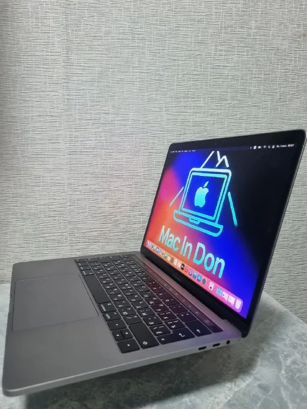 Описание:
🍏 Macbook pro 13 2016 touch bar 8/256.
Macbook pro 13 дюймов 2016 года с сенсорной панелью touch bar. Идеальный вариант для тех, кто ищет мощный apple-ноутбук по адекватной цене.
Основные характеристики:
· Диагональ: 13.3"
· Память: 8 гб оперативной памяти / 256 гб быстрого ssd
· Панель touch bar: полностью исправна, удобна для работы.
· Touch id: сканер отпечатка пальца работает идеально, разблокировка за секунду.
· Экран: без битых пикселей, царапин и следов.
Состояние:
· Внешний вид: хорошее. Корпус без сколов и вмятин, углы целые. Есть лишь небольшие косметические царапины от обычной эксплуатации.
· Технически: абсолютно исправен. Клавиатура, тачпад, динамики — все работает как новое.
· Батарея: 580 циклов перезарядки уверенно держит 3-4 часа работы
Комплектация:
· Macbook
· Зарядное устройство
Бесплатная доставка по донецку и макеевке
Цена: 29000 руб.
📲 Tg: влад
📞🇷🇺Звоните: +79493791534
Барахолка днр - фотография - 3