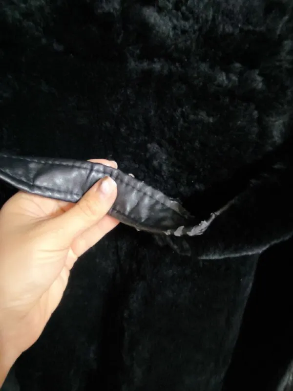 Описание:
Продам шубу из мутона с норковыми вставками, в пол (на рост 165 см). Капюшон, рукава и карманы не затерты, фурнитура вся на месте, в плохом состоянии пояс, т. К. Из кожезаменителя, но носить можно и без него.

Цена: 5000 руб.

📲 Tg: elizaveta
📞🇷🇺Звоните: +79493230620

Барахолка днр - фотография - 3