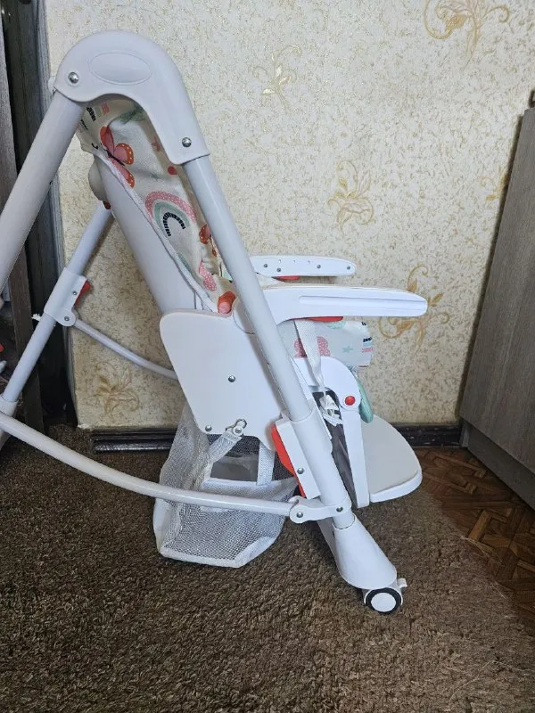 Описание:
Продам детский стул от фирмы "sweet baby"
Стул в хорошем состоянии. Имеется 5-ти точечный ремень безопасности.
Габариты стула в разобранном виде: в-104см, д-84,5см, ш-52,5см. Стул можно сложить 2 удобными для вас способами.
Есть возможность регулировать стул по высоте - 5 положений.
Имеется 3 положения спинки, можно использовать с рождения.
Столик съемный. Можно придвигать и отодвигать от ребенка, 3 положения.
У столика 2 столешницы. Верхняя съемная.
Есть съемный разделитель ножек.
Под столиком есть съемная корзина для игрушек.
На колесиках имеются "стопоры" для фиксация стула.
Из минусов: с задней стороны на ножках собака погрызла штучки для скрытия шурупов, но на использование стульчика не влияет. Также сломаны регулировщики положения подножки. Подножка фиксируется, но спустя время спускается вниз.
Цена: 3500 руб.
📲 Tg: мэрт копель
📞🇷🇺Звоните: +7949-315-36-61
Барахолка днр - фотография - 4