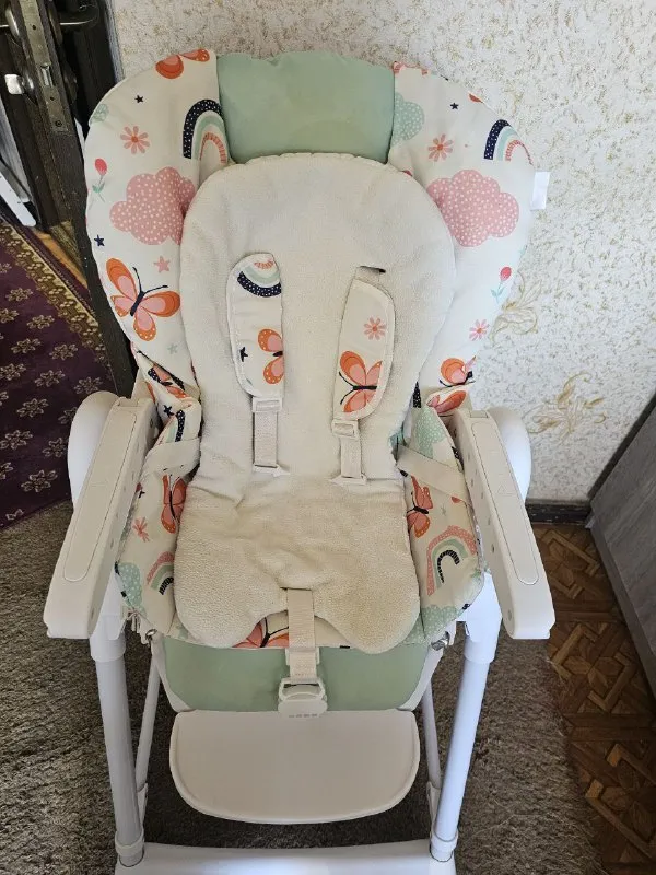 Описание:
Продам детский стул от фирмы "sweet baby"
Стул в хорошем состоянии. Имеется 5-ти точечный ремень безопасности.
Габариты стула в разобранном виде: в-104см, д-84,5см, ш-52,5см. Стул можно сложить 2 удобными для вас способами.
Есть возможность регулировать стул по высоте - 5 положений.
Имеется 3 положения спинки, можно использовать с рождения.
Столик съемный. Можно придвигать и отодвигать от ребенка, 3 положения.
У столика 2 столешницы. Верхняя съемная.
Есть съемный разделитель ножек.
Под столиком есть съемная корзина для игрушек.
На колесиках имеются "стопоры" для фиксация стула.
Из минусов: с задней стороны на ножках собака погрызла штучки для скрытия шурупов, но на использование стульчика не влияет. Также сломаны регулировщики положения подножки. Подножка фиксируется, но спустя время спускается вниз.
Цена: 3500 руб.
📲 Tg: мэрт копель
📞🇷🇺Звоните: +7949-315-36-61
Барахолка днр - фотография - 7