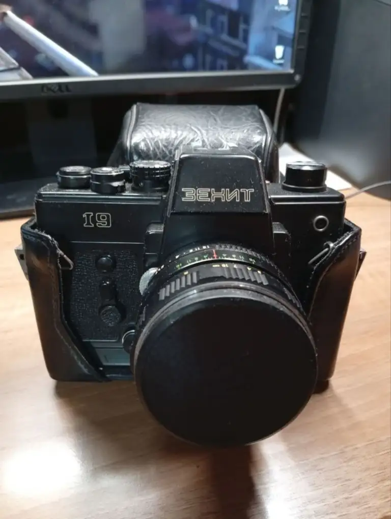 Продается ретро-фотоаппарат зенит-19 с объективом zenitar-m. Состояние хорошее, в комплекте чехол.
Идеален для коллекционеров и любителей аналоговой фотографии.
Цена: 6500р
Звоните или пишите для подробностей! - фотография - 4
