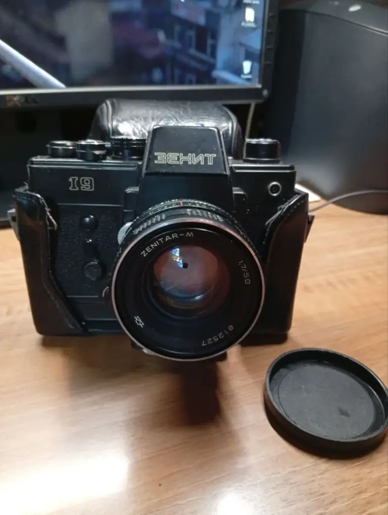 Продается ретро-фотоаппарат зенит-19 с объективом zenitar-m. Состояние хорошее, в комплекте чехол.
Идеален для коллекционеров и любителей аналоговой фотографии.
Цена: 6500р
Звоните или пишите для подробностей! - фотография - 1