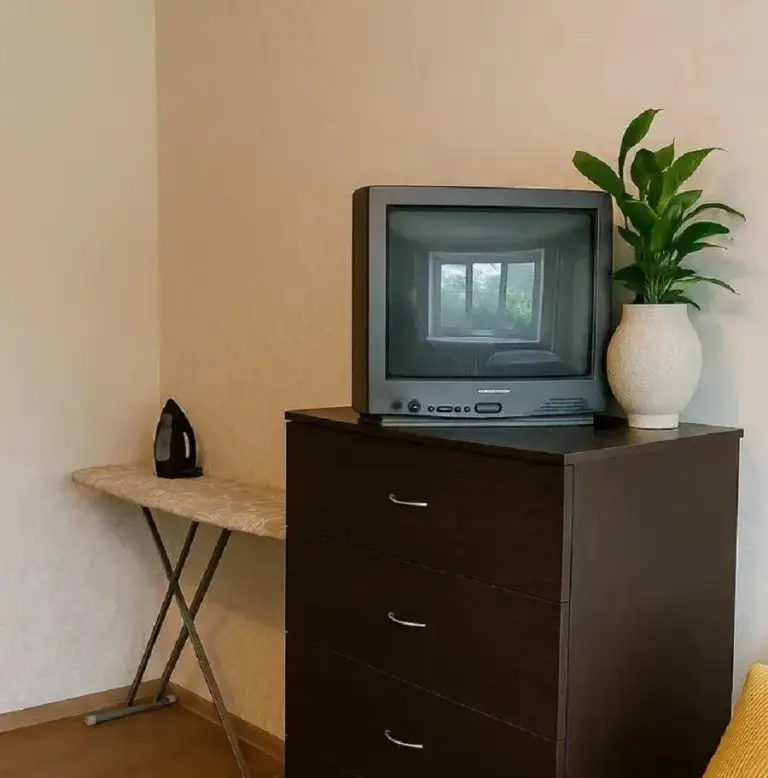 Сдам в долгосрочное пользование двухкомнатную квартирку площадью 51 м2, 2-й этаж. Калининский район, ул. Марии ульяновой. Квартира со всеми возможными и невозможными удобствами😁 есть вай-фай, вода идёт почти регулярно, вся необходимая бытовая техника высокого качества и исправна, ремонт свежий, есть кондиционер. Соседи адекватные и доброжелательные, да и в целом двор весьма тихий. Возможно проживание с ребенком. За подробной информацией обращаться по тел. +79490409520, стоимость в месяц всего 30000 + коммунальные😌 - фотография - 8
