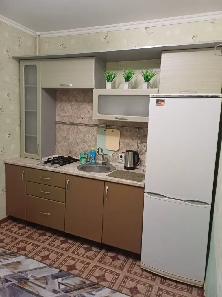 Сдам однокомнатную квартиру ( 38 м2). Проспект дзержинского, калининский район донецка. Всё необходимое в квартире уже есть, заселяйтесь и живите! Есть вай-фай и кабельное тв. Вода идет почти регулярно. Можно с небольшим животным. Можно с ребенком. Более подробно по тел. +79490409520. Стоимость квартиры 25000/месяц + коммуналочка. Жду звонка 😉 - фотография - 3