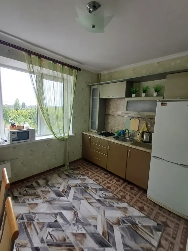 Сдам однокомнатную квартиру ( 38 м2). Проспект дзержинского, калининский район донецка. Всё необходимое в квартире уже есть, заселяйтесь и живите! Есть вай-фай и кабельное тв. Вода идет почти регулярно. Можно с небольшим животным. Можно с ребенком. Более подробно по тел. +79490409520. Стоимость квартиры 25000/месяц + коммуналочка. Жду звонка 😉 - фотография - 1