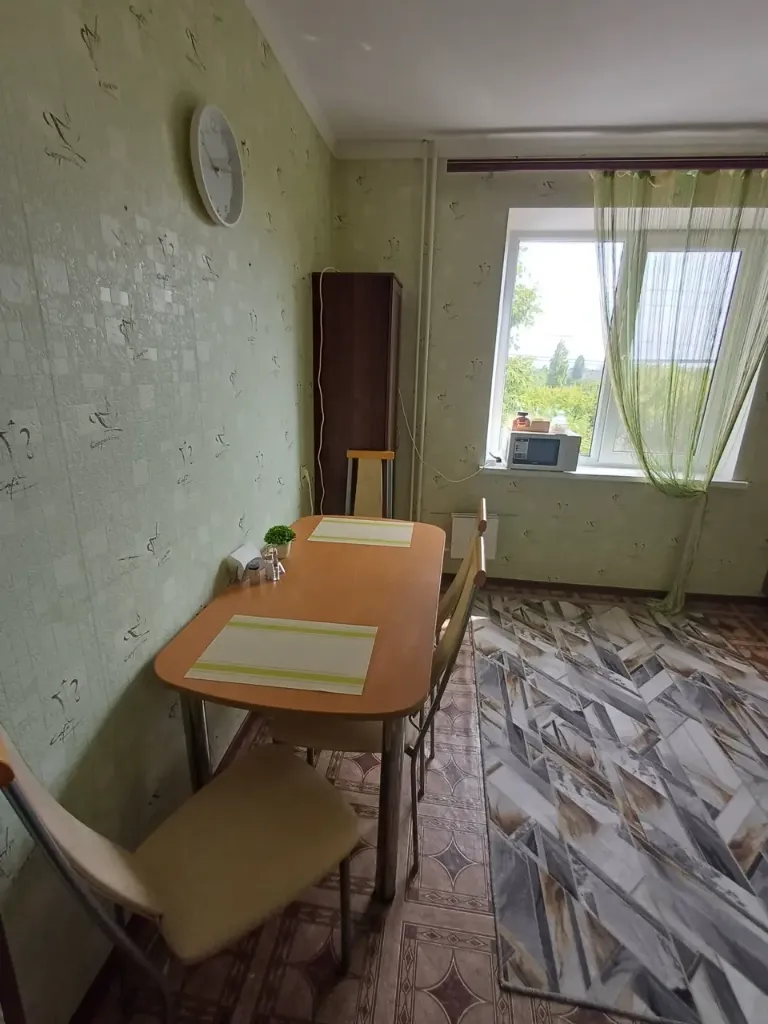 Сдам однокомнатную квартиру ( 38 м2). Проспект дзержинского, калининский район донецка. Всё необходимое в квартире уже есть, заселяйтесь и живите! Есть вай-фай и кабельное тв. Вода идет почти регулярно. Можно с небольшим животным. Можно с ребенком. Более подробно по тел. +79490409520. Стоимость квартиры 25000/месяц + коммуналочка. Жду звонка 😉 - фотография - 2