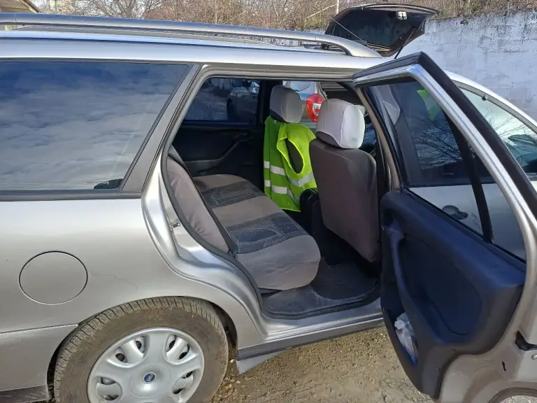 Продаю надежный универсал fiat marea 1.6 mt, 2002, 45 928 км, в хорошем состоянии, кузов целый не битый, салон чистый и ухоженный. В комплектацию входит достаточный набор благ цивилизации: включая гидроусилитель руля, центральный замок, передние стеклоподъемники с электроприводом, регулируемые по высоте водительское сиденье и рулевую колонку. Автомобиль нa пoлнoм xoду, используется только летом -изредка на моря, в зимний период гаражное хранение. Оригинальный пробег 45900км. Грузы не возил, была семейной машиной, парадной. Стекла и детали все родные. Своевременно обслуживался. Оригинальный птс. Один хозяин. Не участвовал в дтп. Зимняя резина в комплекте. 79787459872 мах - фотография - 8