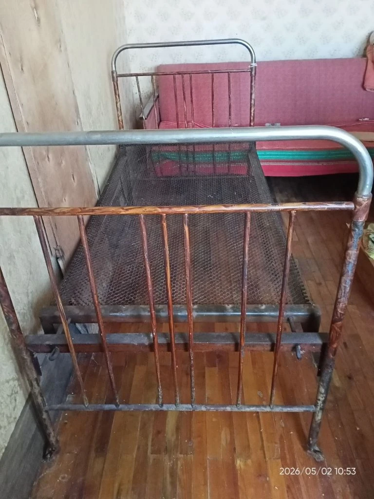 Продам кровать 200руб: большая железная, крепкая, на колесиках, сетка целая. Размеры: 113х197х90см. Высота 113см, ширина 90см, длина 197см (спальная 188см). Снежное, химмаш. Самовывоз. Торг. +7(949)371-13-87. - фотография - 3