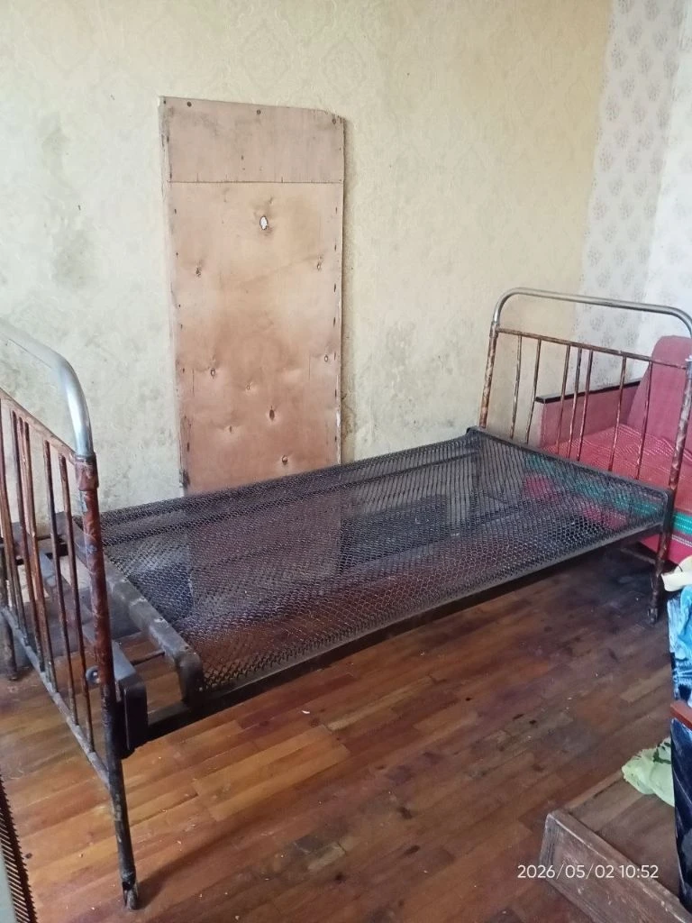 Продам кровать 200руб: большая железная, крепкая, на колесиках, сетка целая. Размеры: 113х197х90см. Высота 113см, ширина 90см, длина 197см (спальная 188см). Снежное, химмаш. Самовывоз. Торг. +7(949)371-13-87. - фотография - 2