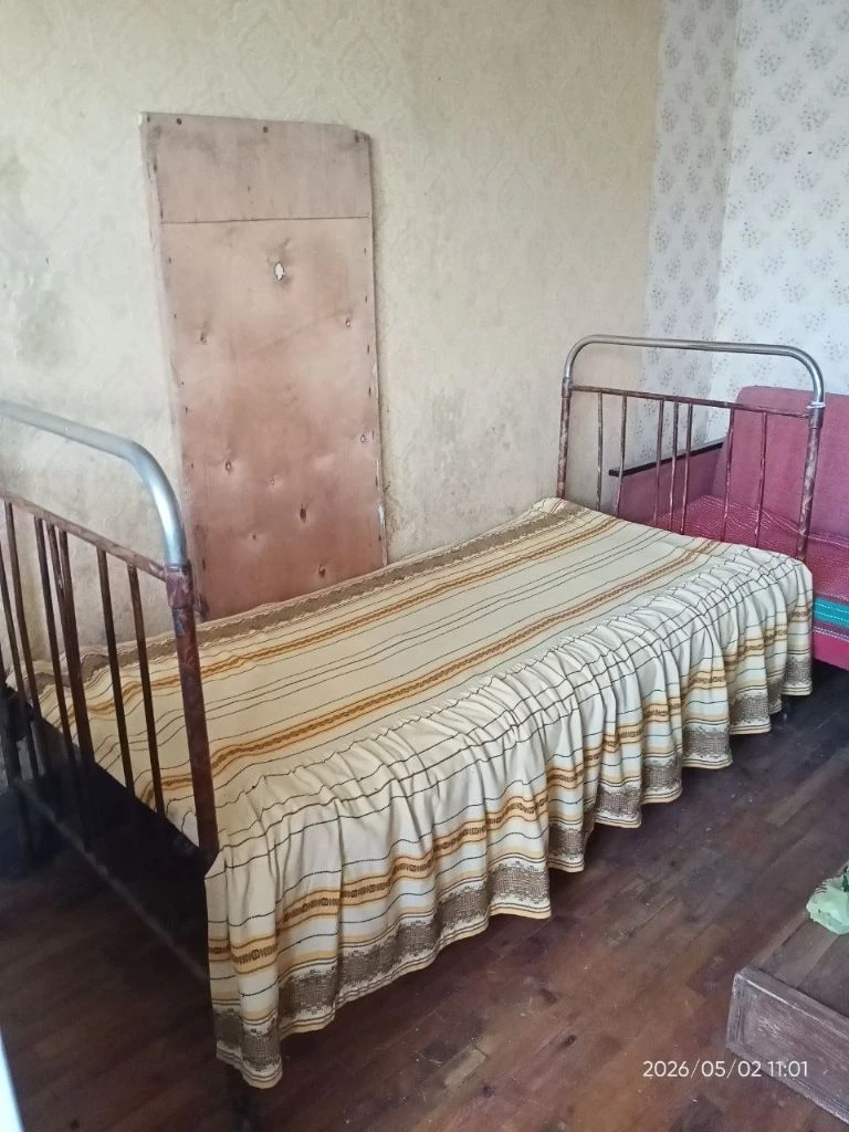 Продам кровать 200руб: большая железная, крепкая, на колесиках, сетка целая. Размеры: 113х197х90см. Высота 113см, ширина 90см, длина 197см (спальная 188см). Снежное, химмаш. Самовывоз. Торг. +7(949)371-13-87. - фотография - 1