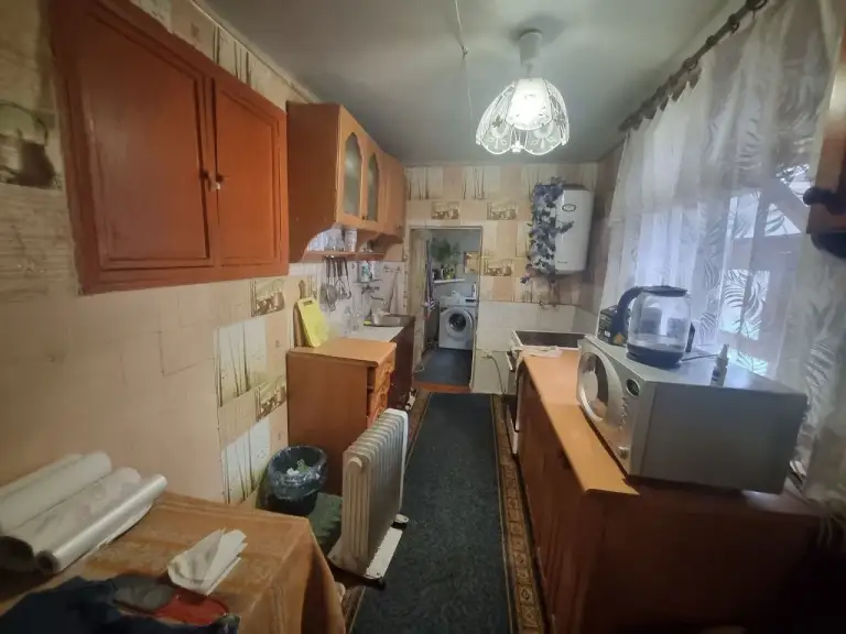 Продается дом — пролетарский район, ул. Пролетарская

Общая площадь — 55 кв. М.
Описание: продается дом в пролетарском районе с очень хорошим месторасположением, ориентир юта. В доме 3 комнаты, кухня и санузел. Участок земли площадью 7 соток. Коммуникации: центральная канализация, свет, вода, отопление печное (газ идет по забору). Продажа осуществляется с мебелью, вода подается постоянно.

— Стоимость: **4 000 000 ₽**
+7(949)105-35-35, Виктория

(
(

Don estate | +7 (949) 105-35-35 | telegram @doneestate | vk vk. Com/doneestate | max max. Ru/id930301547489_biz - фотография - 7