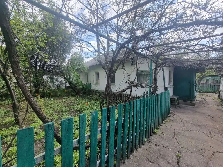 Продается дом — пролетарский район, ул. Пролетарская

Общая площадь — 55 кв. М.
Описание: продается дом в пролетарском районе с очень хорошим месторасположением, ориентир юта. В доме 3 комнаты, кухня и санузел. Участок земли площадью 7 соток. Коммуникации: центральная канализация, свет, вода, отопление печное (газ идет по забору). Продажа осуществляется с мебелью, вода подается постоянно.

— Стоимость: **4 000 000 ₽**
+7(949)105-35-35, Виктория

(
(

Don estate | +7 (949) 105-35-35 | telegram @doneestate | vk vk. Com/doneestate | max max. Ru/id930301547489_biz - фотография - 1