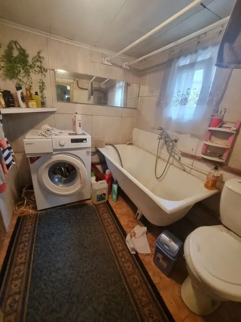Продается дом — пролетарский район, ул. Пролетарская

Общая площадь — 55 кв. М.
Описание: продается дом в пролетарском районе с очень хорошим месторасположением, ориентир юта. В доме 3 комнаты, кухня и санузел. Участок земли площадью 7 соток. Коммуникации: центральная канализация, свет, вода, отопление печное (газ идет по забору). Продажа осуществляется с мебелью, вода подается постоянно.

— Стоимость: **4 000 000 ₽**
+7(949)105-35-35, Виктория

(
(

Don estate | +7 (949) 105-35-35 | telegram @doneestate | vk vk. Com/doneestate | max max. Ru/id930301547489_biz - фотография - 8