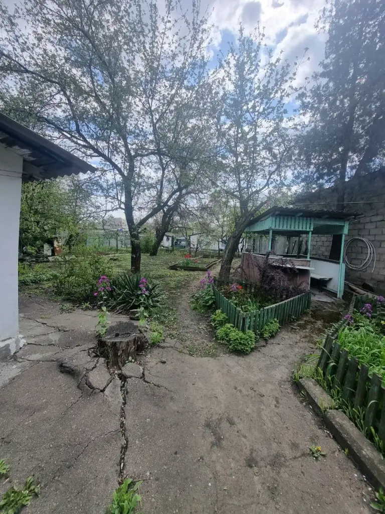 Продается дом — пролетарский район, ул. Пролетарская

Общая площадь — 55 кв. М.
Описание: продается дом в пролетарском районе с очень хорошим месторасположением, ориентир юта. В доме 3 комнаты, кухня и санузел. Участок земли площадью 7 соток. Коммуникации: центральная канализация, свет, вода, отопление печное (газ идет по забору). Продажа осуществляется с мебелью, вода подается постоянно.

— Стоимость: **4 000 000 ₽**
+7(949)105-35-35, Виктория

(
(

Don estate | +7 (949) 105-35-35 | telegram @doneestate | vk vk. Com/doneestate | max max. Ru/id930301547489_biz - фотография - 3
