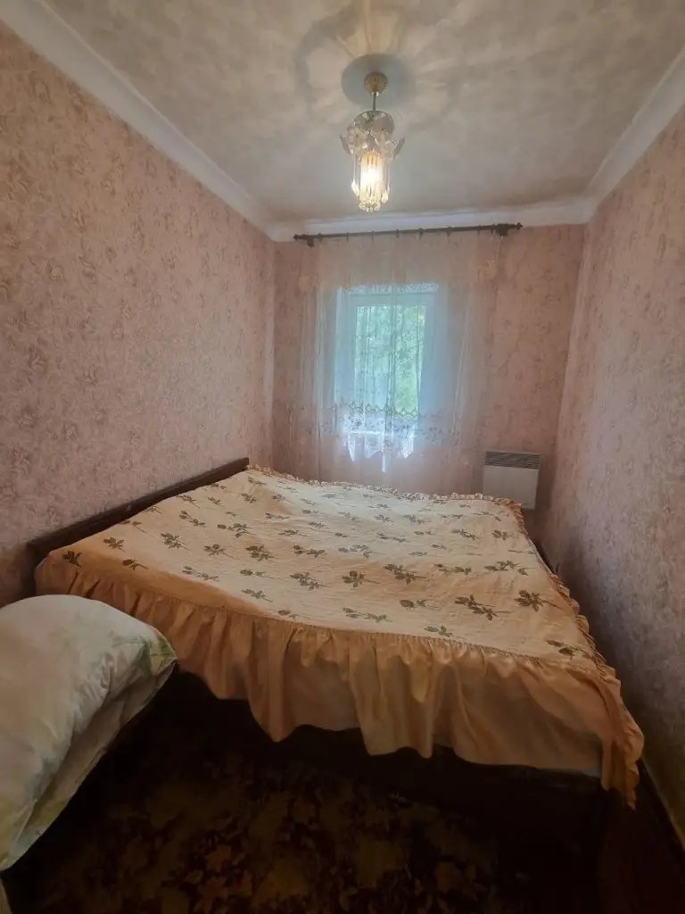 Продается дом — пролетарский район, ул. Пролетарская

Общая площадь — 55 кв. М.
Описание: продается дом в пролетарском районе с очень хорошим месторасположением, ориентир юта. В доме 3 комнаты, кухня и санузел. Участок земли площадью 7 соток. Коммуникации: центральная канализация, свет, вода, отопление печное (газ идет по забору). Продажа осуществляется с мебелью, вода подается постоянно.

— Стоимость: **4 000 000 ₽**
+7(949)105-35-35, Виктория

(
(

Don estate | +7 (949) 105-35-35 | telegram @doneestate | vk vk. Com/doneestate | max max. Ru/id930301547489_biz - фотография - 4