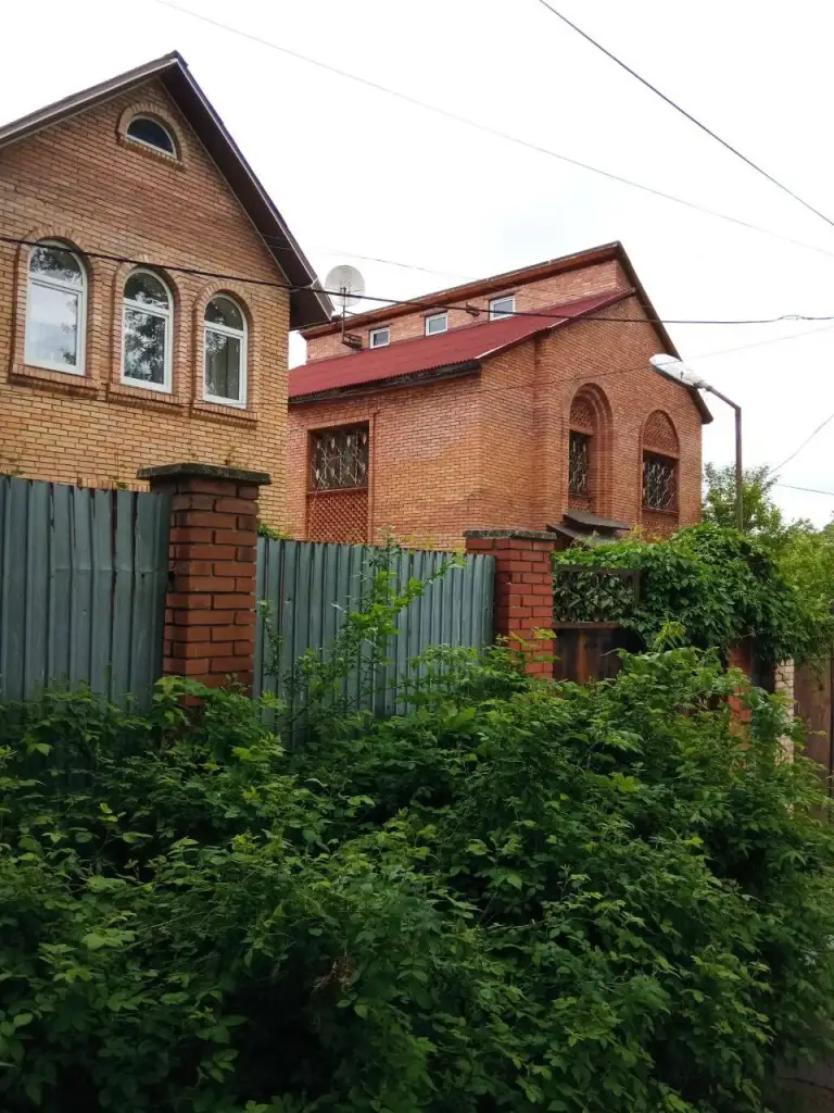 Действующий бизнес — донецк, пересечение улицы челюскинцев и проспекта 75-летия фк «шахтер», киевский район

Объект представляет собой отдельностоящее здание возле стадиона донбасс арена. Площадь составляет 500 м², здание имеет три уровня и расположено на участке 6 соток. Землеотвод оформлен, имеется газовое отопление и чугунный котел viessmann.

Внутри находятся сауна, бассейн, комната отдыха, фитобар, массажный зал и насосная станция. Благоустроенный двор с живой изгородью из декоративного камня и уличным бассейном минимальной глубины, высажены декоративные растения, предусмотрены парковочные места на территории и возле здания. Объект подходит под гостиницу, частную клинику, спортклуб или салоны красоты. Документы готовы к сделке, регистрация как жилое помещение.

— Стоимость: 50 000 000 ₽

+7(949)105-35-35, Виктория

(
(

Don estate | +7 (949) 105-35-35 | telegram @doneestate | vk vk. Com/doneestate | max max. Ru/id930301547489_biz - фотография - 2