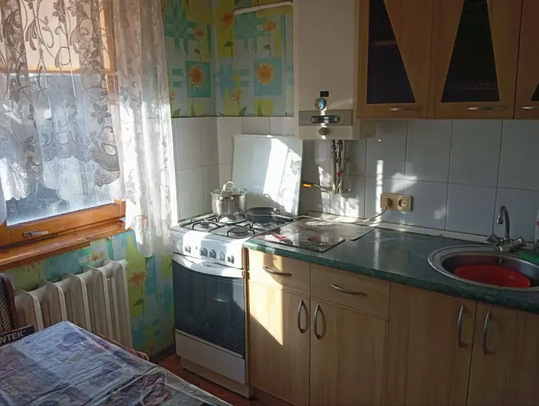 1К. Квартира в калининском районе, 4/5

50-Й гвардейской дивизии / ильича пр.
Общая площадь —** 30 **кв. М.
Этаж:** 4/5 **

Жилое состояние, вода подается по графику, . Есть врезка на 1-м этаже.

Цена —** 15 000 **₽ + коммунальные
Цена + коммуналка — залог 100%, комиссия агентства 100% (единоразово при заключении договора).
Телефон: +7(949)105-35-35, виктория
Контакты: @donvikay

Don estate | +7 (949) 105-35-35 | telegram @doneestate | vk vk. Com/doneestate | max max. Ru/id930301547489_biz - фотография - 2