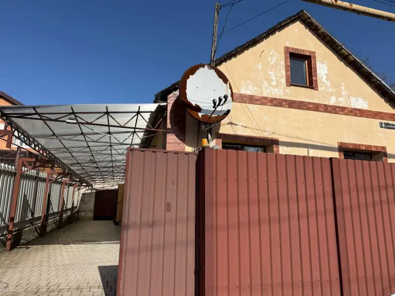 Дом — ленинский район, ориентир больница оцкб
Общая площадь — 100 кв. М.

Продается благоустроенный дом с приватизированной землей на 3.5 сот. Во дворе гараж и навес на весь двор, вымощенный фм плиткой. Установлены автоматические ворота. Отопление осуществляется двухконтурным котлом, теплый пол в коридоре и ванной. Принудительная система вентиляции по всему дому, центральное водоснабжение по графику, канализация - яма 2.5*1.5*2. Встроенная мебель остается. Документы в порядке.

— Стоимость: **11 500 000 ₽**

+7 (949) 316-55-54 Дмитрий

(
(

Don estate | +7 (949) 105-35-35 | telegram @doneestate | vk vk. Com/doneestate | max max. Ru/id930301547489_biz - фотография - 1