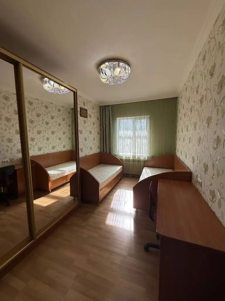Дом — ленинский район, ориентир больница оцкб
Общая площадь — 100 кв. М.

Продается благоустроенный дом с приватизированной землей на 3.5 сот. Во дворе гараж и навес на весь двор, вымощенный фм плиткой. Установлены автоматические ворота. Отопление осуществляется двухконтурным котлом, теплый пол в коридоре и ванной. Принудительная система вентиляции по всему дому, центральное водоснабжение по графику, канализация - яма 2.5*1.5*2. Встроенная мебель остается. Документы в порядке.

— Стоимость: **11 500 000 ₽**

+7 (949) 316-55-54 Дмитрий

(
(

Don estate | +7 (949) 105-35-35 | telegram @doneestate | vk vk. Com/doneestate | max max. Ru/id930301547489_biz - фотография - 9