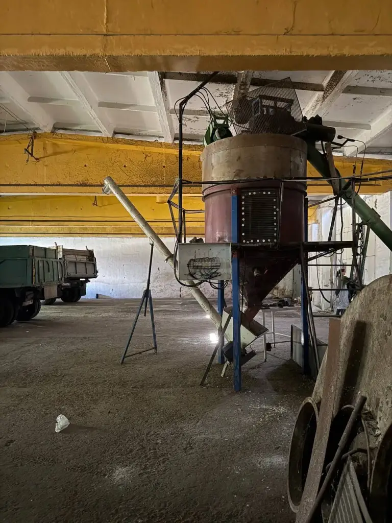 Сдаются зернохранилища в с. Андреевка, донецкая область

Общая площадь —** 1900 **кв. М.
( 400+300+1200)
Закрытая территория —** 5 **га

Цена склада — ** 250 ₽/м² **
Цена + коммунарка — залог 100%, комиссия агентства 100% (единоразово при заключении договора).

Контакты: +7(949)105-35-35, виктория
Контакты: @donvikay - фотография - 5