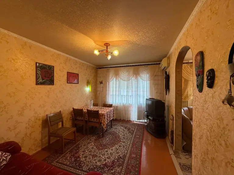 4К. Квартира — кировский район, ул. Островского 31-32
86,5 Кв. М.
Этаж: 6/9
Просторная четырехкомнатная квартира в хорошем жилом состоянии. Есть перепланировка. Балкон и лоджия, гардеробная, кладовка. Мебель и техника остаются. Вода по графику с хорошим напором. Документы готовы к продаже.
— Стоимость: **6 500 000 ₽**
+7(949)105-35-35, Виктория
(
( - фотография - 1