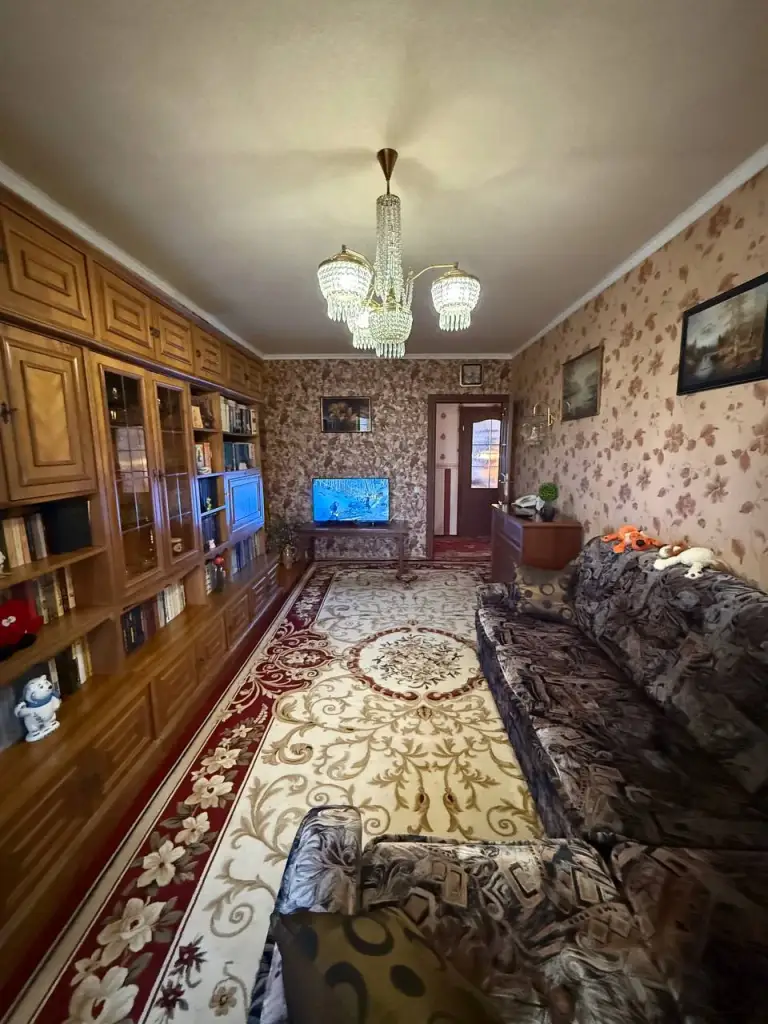 4К. Квартира — кировский район, ул. Островского 31-32
86,5 Кв. М.
Этаж: 6/9
Просторная четырехкомнатная квартира в хорошем жилом состоянии. Есть перепланировка. Балкон и лоджия, гардеробная, кладовка. Мебель и техника остаются. Вода по графику с хорошим напором. Документы готовы к продаже.
— Стоимость: **6 500 000 ₽**
+7(949)105-35-35, Виктория
(
( - фотография - 6