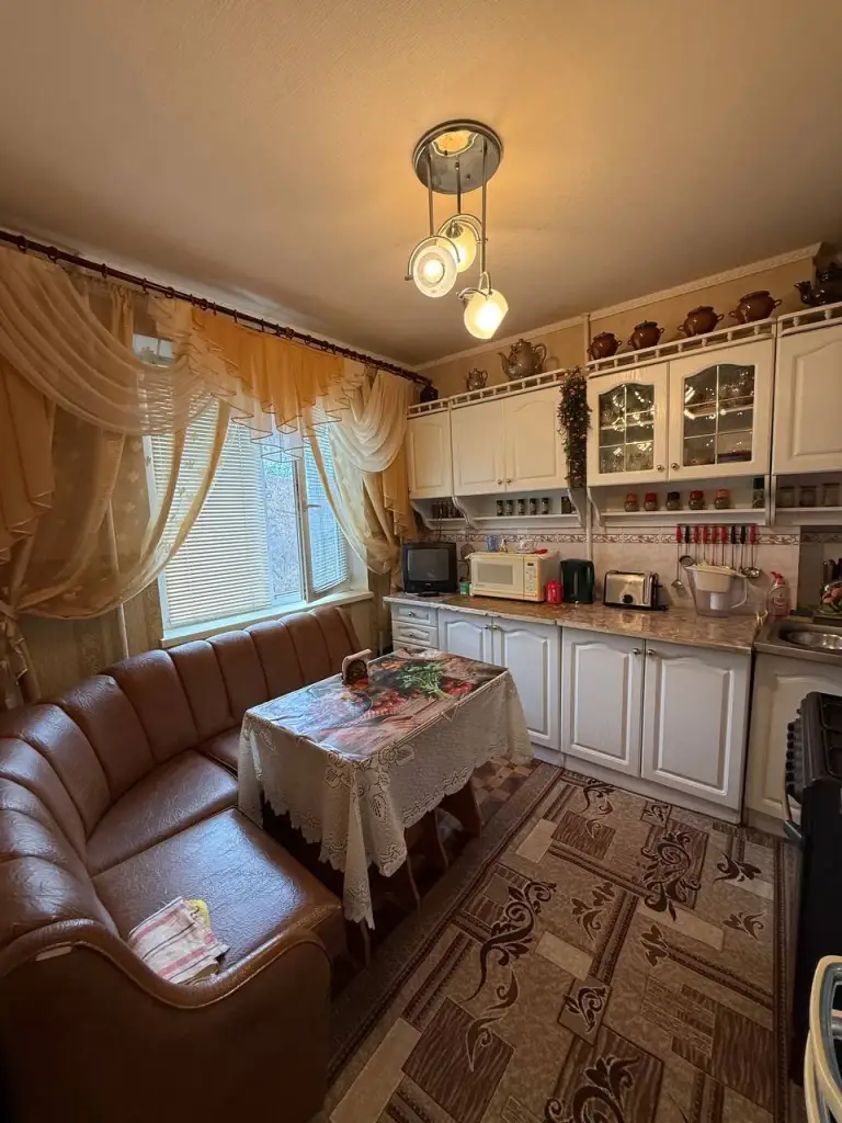 4К. Квартира — кировский район, ул. Островского 31-32
86,5 Кв. М.
Этаж: 6/9
Просторная четырехкомнатная квартира в хорошем жилом состоянии. Есть перепланировка. Балкон и лоджия, гардеробная, кладовка. Мебель и техника остаются. Вода по графику с хорошим напором. Документы готовы к продаже.
— Стоимость: **6 500 000 ₽**
+7(949)105-35-35, Виктория
(
( - фотография - 9