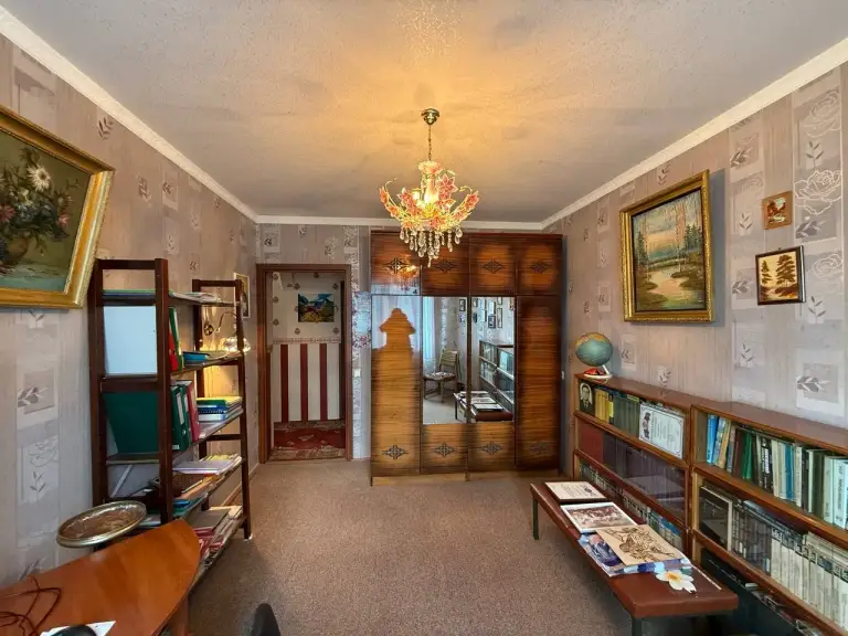 4К. Квартира — кировский район, ул. Островского 31-32
86,5 Кв. М.
Этаж: 6/9
Просторная четырехкомнатная квартира в хорошем жилом состоянии. Есть перепланировка. Балкон и лоджия, гардеробная, кладовка. Мебель и техника остаются. Вода по графику с хорошим напором. Документы готовы к продаже.
— Стоимость: **6 500 000 ₽**
+7(949)105-35-35, Виктория
(
( - фотография - 4
