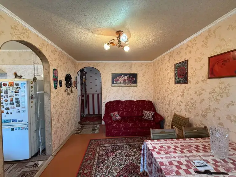4К. Квартира — кировский район, ул. Островского 31-32
86,5 Кв. М.
Этаж: 6/9
Просторная четырехкомнатная квартира в хорошем жилом состоянии. Есть перепланировка. Балкон и лоджия, гардеробная, кладовка. Мебель и техника остаются. Вода по графику с хорошим напором. Документы готовы к продаже.
— Стоимость: **6 500 000 ₽**
+7(949)105-35-35, Виктория
(
( - фотография - 2