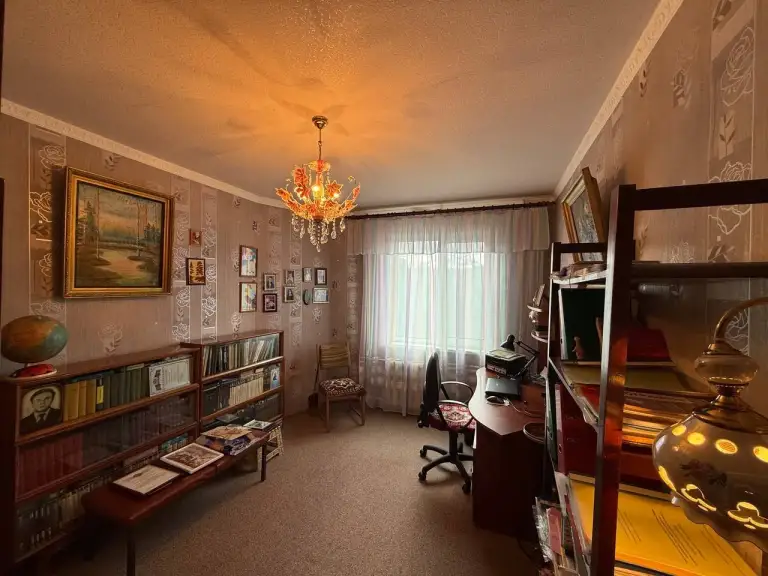 4К. Квартира — кировский район, ул. Островского 31-32
86,5 Кв. М.
Этаж: 6/9
Просторная четырехкомнатная квартира в хорошем жилом состоянии. Есть перепланировка. Балкон и лоджия, гардеробная, кладовка. Мебель и техника остаются. Вода по графику с хорошим напором. Документы готовы к продаже.
— Стоимость: **6 500 000 ₽**
+7(949)105-35-35, Виктория
(
( - фотография - 5