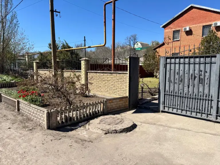 Продается дом в новоазовском районе, с. Безыменное, ул. Победы
Общая площадь —** 141.1 **кв. М.
Участок — 0.0812 га
Двухэтажный кирпичный дом с индивидуальным газовым отоплением, электричеством, водопроводом и канализацией.
Первый этаж: гараж (19.6 кв. М), прихожая, зал, кухня, ванная с акриловой ванной и душевой кабиной.
Второй этаж: коридор, комната отдыха с кондиционером и бильярдным столом, две меблированные спальни с пластиковыми окнами.
Полы: паркет и ламинат.
Участок огорожен: кирпичный забор спереди, металлопластиковый и бетонный по бокам и сзади. На территории газон с системой полива, беседка, виноградник и сад.
В 200 м от моря, рядом магазины и кафе.
Цена:** 8 500 000 **₽ (торг возможен)
+7(949)105-35-35, Виктория
Контакты: @donvikay - фотография - 1