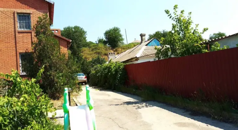 Продается дом в новоазовском районе, с. Безыменное, ул. Победы
Общая площадь —** 141.1 **кв. М.
Участок — 0.0812 га
Двухэтажный кирпичный дом с индивидуальным газовым отоплением, электричеством, водопроводом и канализацией.
Первый этаж: гараж (19.6 кв. М), прихожая, зал, кухня, ванная с акриловой ванной и душевой кабиной.
Второй этаж: коридор, комната отдыха с кондиционером и бильярдным столом, две меблированные спальни с пластиковыми окнами.
Полы: паркет и ламинат.
Участок огорожен: кирпичный забор спереди, металлопластиковый и бетонный по бокам и сзади. На территории газон с системой полива, беседка, виноградник и сад.
В 200 м от моря, рядом магазины и кафе.
Цена:** 8 500 000 **₽ (торг возможен)
+7(949)105-35-35, Виктория
Контакты: @donvikay - фотография - 4