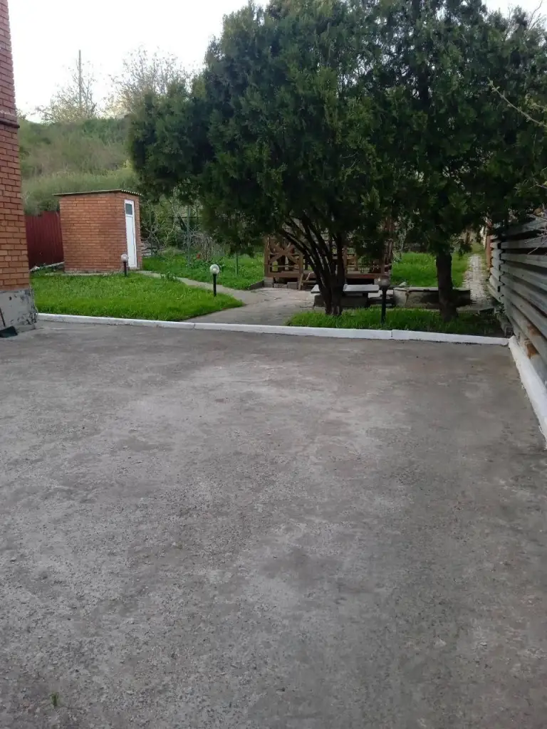 Продается дом в новоазовском районе, с. Безыменное, ул. Победы
Общая площадь —** 141.1 **кв. М.
Участок — 0.0812 га
Двухэтажный кирпичный дом с индивидуальным газовым отоплением, электричеством, водопроводом и канализацией.
Первый этаж: гараж (19.6 кв. М), прихожая, зал, кухня, ванная с акриловой ванной и душевой кабиной.
Второй этаж: коридор, комната отдыха с кондиционером и бильярдным столом, две меблированные спальни с пластиковыми окнами.
Полы: паркет и ламинат.
Участок огорожен: кирпичный забор спереди, металлопластиковый и бетонный по бокам и сзади. На территории газон с системой полива, беседка, виноградник и сад.
В 200 м от моря, рядом магазины и кафе.
Цена:** 8 500 000 **₽ (торг возможен)
+7(949)105-35-35, Виктория
Контакты: @donvikay - фотография - 5