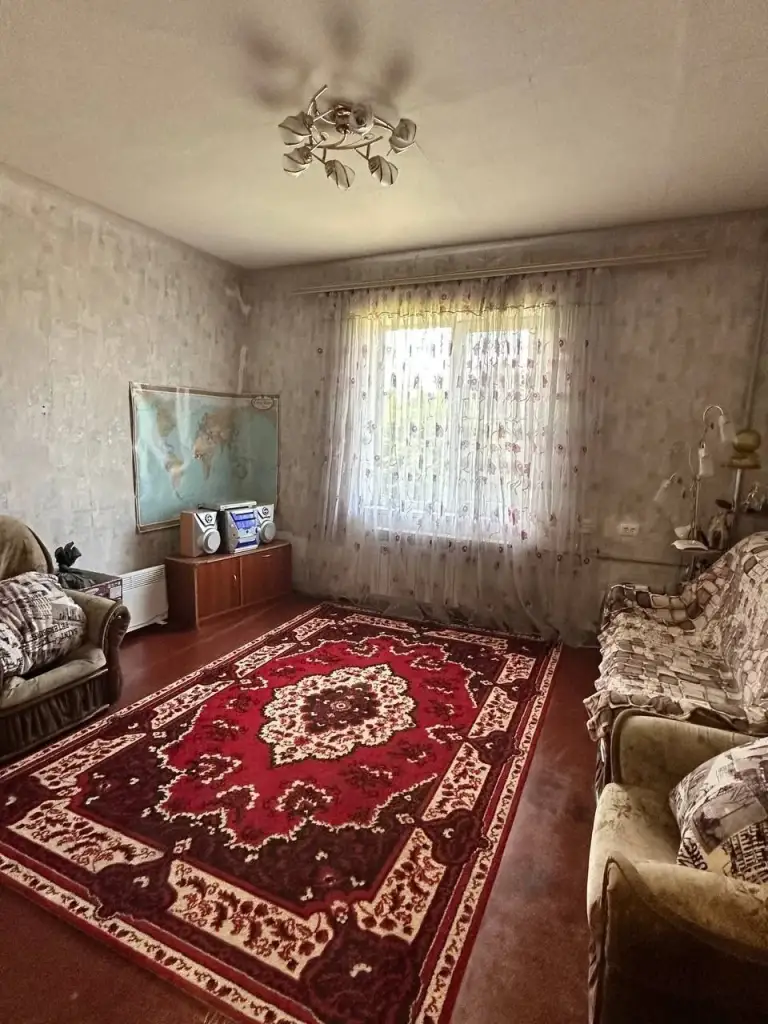 2К. Квартира — кировский район, мкрн. Солнечный
Этаж: 1/2
В квартире большие комнаты, колонка, вода по графику. Также имеется приусадебный участок. Рядом оптовая база, магазины и остановки — всё в пешей доступности. Срочная продажа, документы готовы.
— Стоимость: **3 500 000 ₽** + торг реальному покупателю.
+7(949)105-35-35, Виктория
(
( - фотография - 2