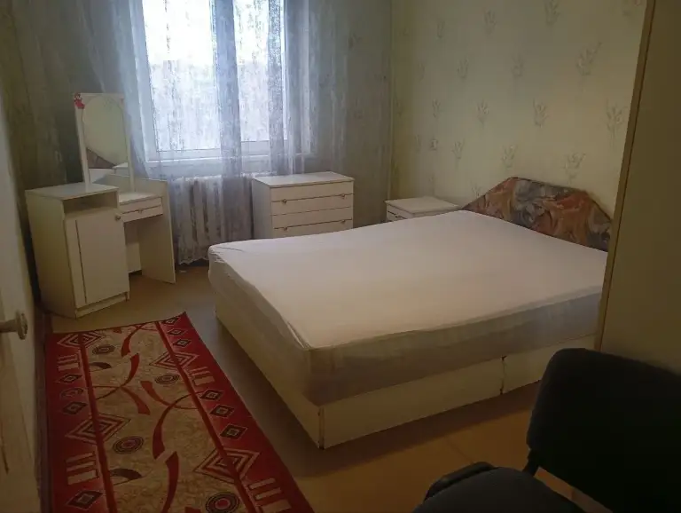 3К. Квартира — кировский район, ул. Петровского
Этаж: 8/9

Аренда 3х комнатной квартиры по ул. Петровского, текстильщик. Квартира укомплектована мебелью и бытовой техникой: холодильник, стиральная машина, телевизор.

Вода подаётся по графику. Без животных.
Рядом рынок, супермаркеты, школы, детские сады и остановка общественного транспорта возле дома.

— Стоимость: 36 000 ₽ + коммунальные услуги + залог 100% + комиссия агентства 100% (при заселении).

+7(949)540-78-55, Светлана. - фотография - 4