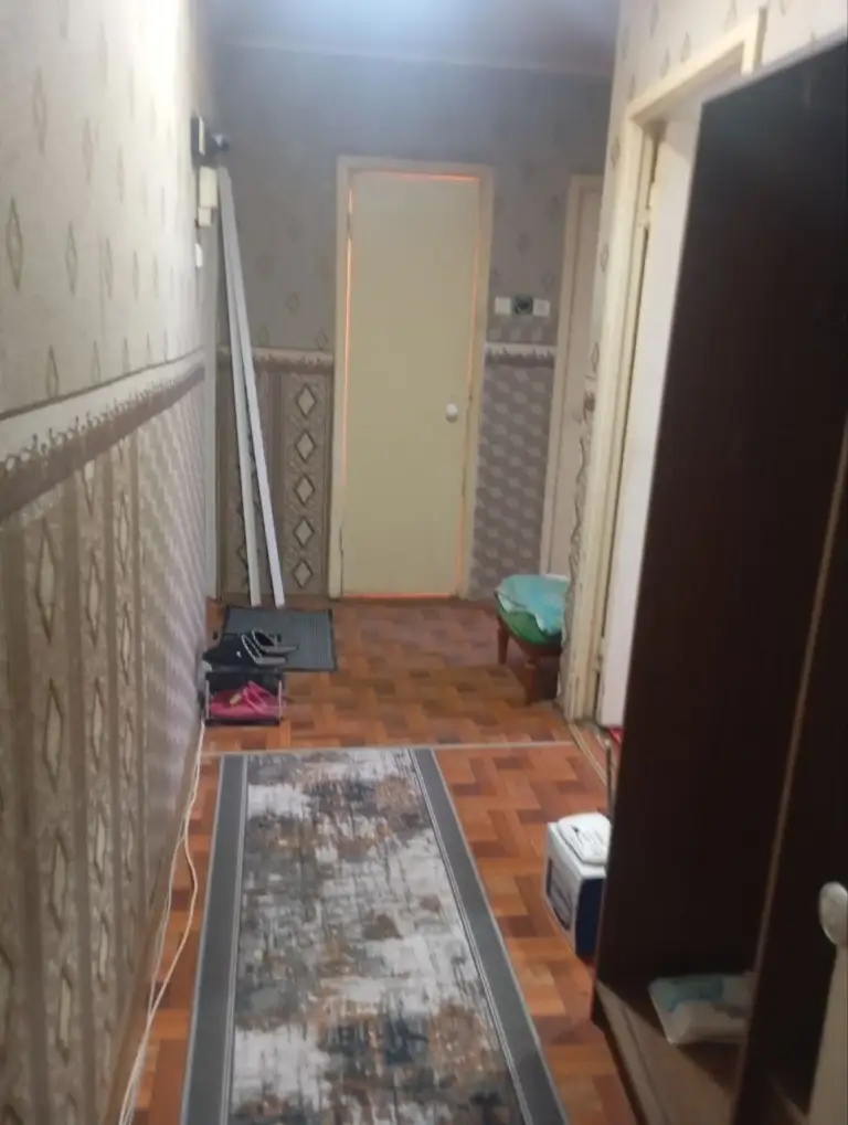 3К. Квартира — кировский район, ул. Петровского
Этаж: 8/9

Аренда 3х комнатной квартиры по ул. Петровского, текстильщик. Квартира укомплектована мебелью и бытовой техникой: холодильник, стиральная машина, телевизор.

Вода подаётся по графику. Без животных.
Рядом рынок, супермаркеты, школы, детские сады и остановка общественного транспорта возле дома.

— Стоимость: 36 000 ₽ + коммунальные услуги + залог 100% + комиссия агентства 100% (при заселении).

+7(949)540-78-55, Светлана. - фотография - 10