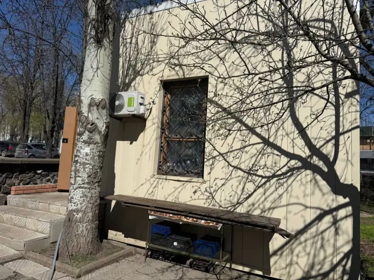 Действующий продуктовый магазин — киевский район, пр. Освобождения донбасса/ул. Артема

Общая площадь — 26 кв. М.

Описание: продается модульный архитектурный формат (маф) на территории областной травматологии. Земля в аренде — 61 м². Все необходимые коммуникации: свет, вода, канализация, отопление на электро-тэнах.

— Стоимость: **3 000 000 ₽**

+7(949)316-55-54 Дмитрий - фотография - 4